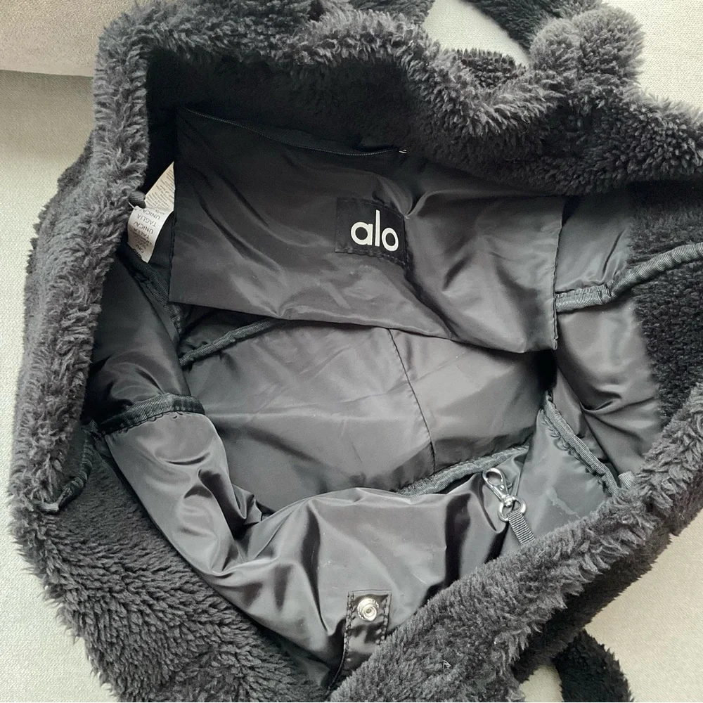 Alo Yoga Foxy Sherpa Tote Black One Size